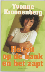 Het zit op de bank en het zapt
